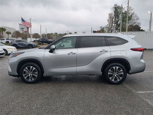 Certified 2021 Toyota Highlander XLE image 7