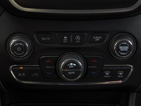 Used 2019 Jeep Cherokee Latitude Plus w/ Comfort/Convenience Group AWD/4WD image 22