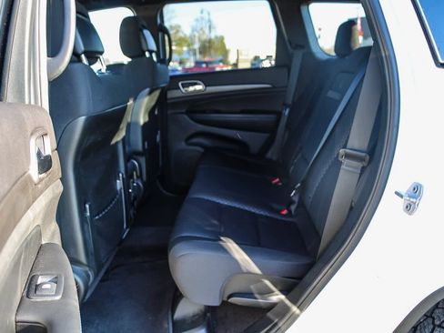 Used 2018 Jeep Grand Cherokee Laredo image 19