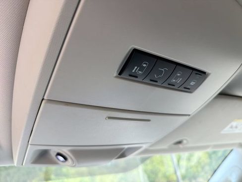 Used 2010 Chrysler Town & Country Touring FWD image 21