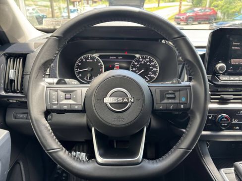 Used 2025 Nissan Pathfinder SV FWD image 32