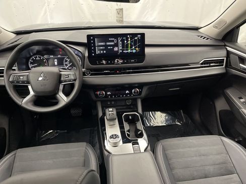 Used 2025 Mitsubishi Outlander SE image 9