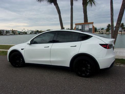 Used 2021 Tesla Model Y Long Range image 9