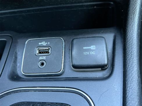 Used 2019 Jeep Cherokee Latitude w/ Popular Appearance Group image 31