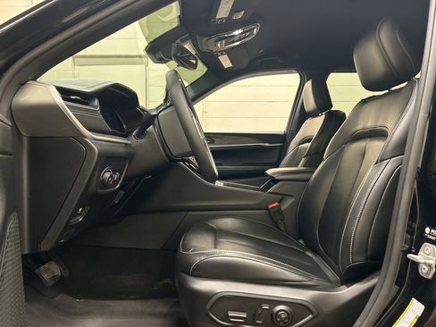 Used 2024 Jeep Grand Cherokee Limited w/ Black Appearance Package image 7