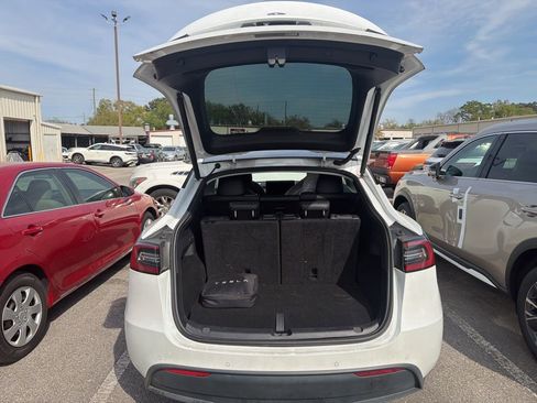 Used 2021 Tesla Model Y Long Range image 10