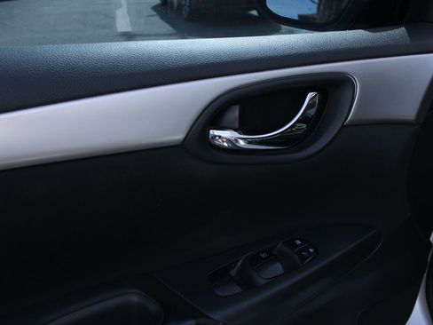 Used 2019 Nissan Sentra S image 9