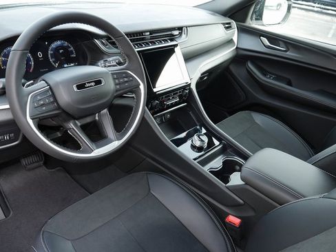 New 2025 Jeep Grand Cherokee Altitude image 14