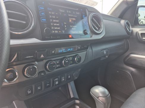 Used 2018 Toyota Tacoma TRD Sport AWD/4WD image 11