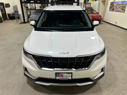 Used 2023 Kia Carnival LX image 4