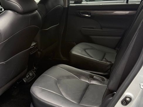 Used 2025 Toyota Highlander Platinum image 13