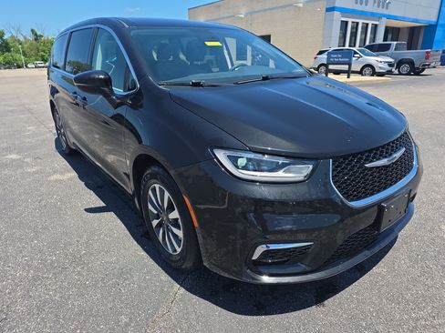 Used 2023 Chrysler Pacifica Touring-L FWD image 2