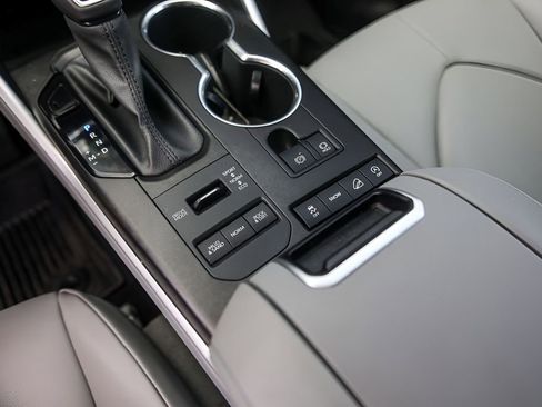 Used 2020 Toyota Highlander XLE AWD/4WD image 20
