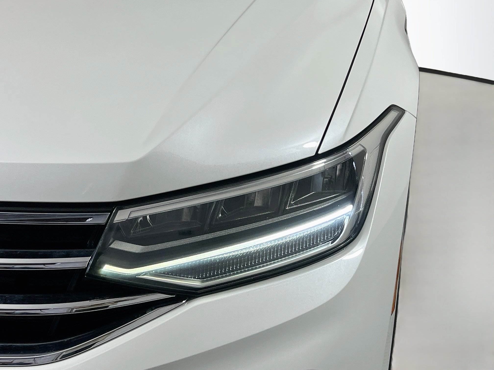 Used 2023 Volkswagen Tiguan SE w/ Panoramic Sunroof Package FWD image 11