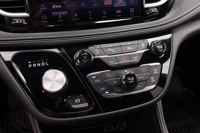 Used 2025 Chrysler Pacifica Limited FWD image 21