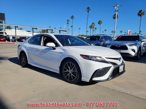 Certified 2021 Toyota Camry SE image 2