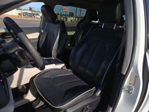 Used 2023 Chrysler Pacifica Limited image 11