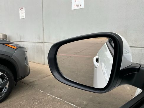 Used 2025 Chevrolet Trax LT w/ LT Convenience Package image 18