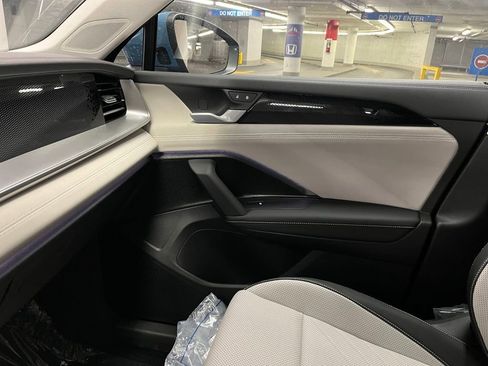 New 2025 Volkswagen Tiguan SE image 31