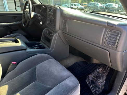 Used 2004 GMC Sierra 3500 SLE w/ Heavy-Duty Power Package image 16