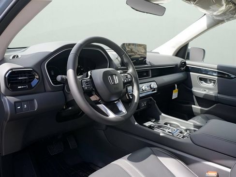 Used 2025 Honda Pilot Touring image 8