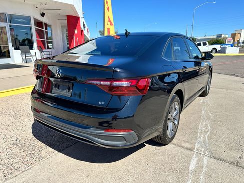 Used 2023 Volkswagen Jetta SE w/ Panoramic Sunroof Package image 5