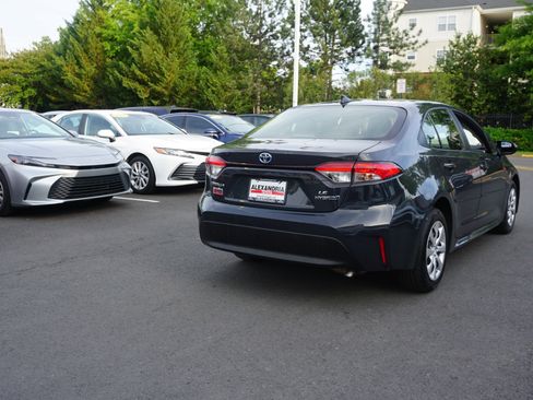 Used 2023 Toyota Corolla LE FWD image 3