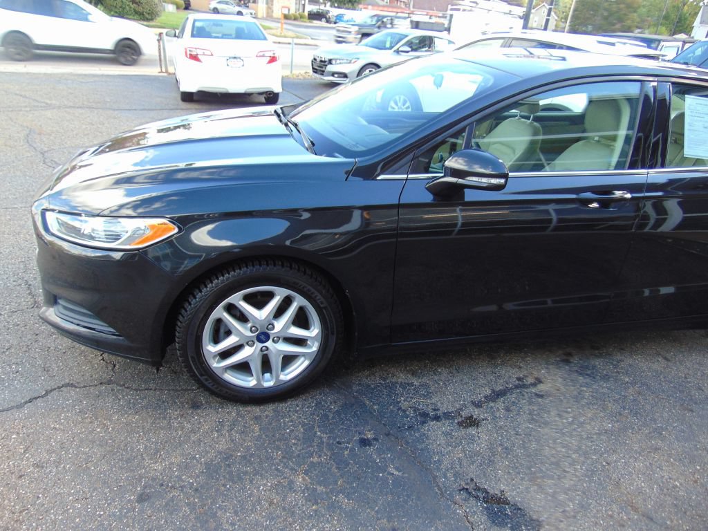 Used 2015 Ford Fusion SE FWD image 13