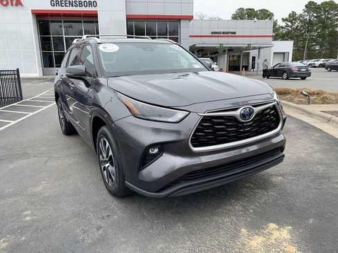 Used 2022 Toyota Highlander XLE image 2
