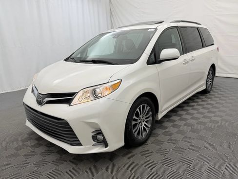 Used 2019 Toyota Sienna XLE FWD image 2