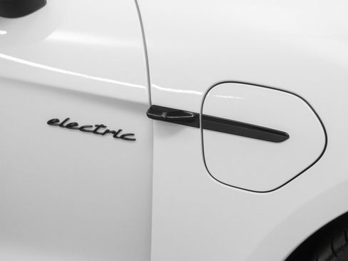 New 2025 Porsche Taycan 4S image 20