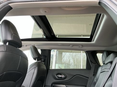 Used 2019 Jeep Cherokee Latitude Plus w/ Comfort/Convenience Group image 31