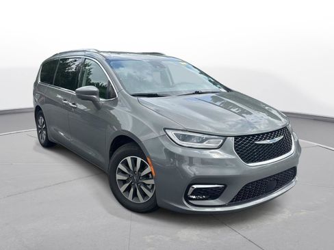 Used 2021 Chrysler Pacifica Touring-L FWD image 4