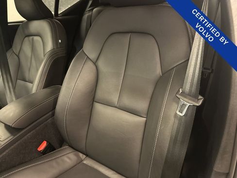 Used 2025 Volvo XC40 B5 Plus image 17