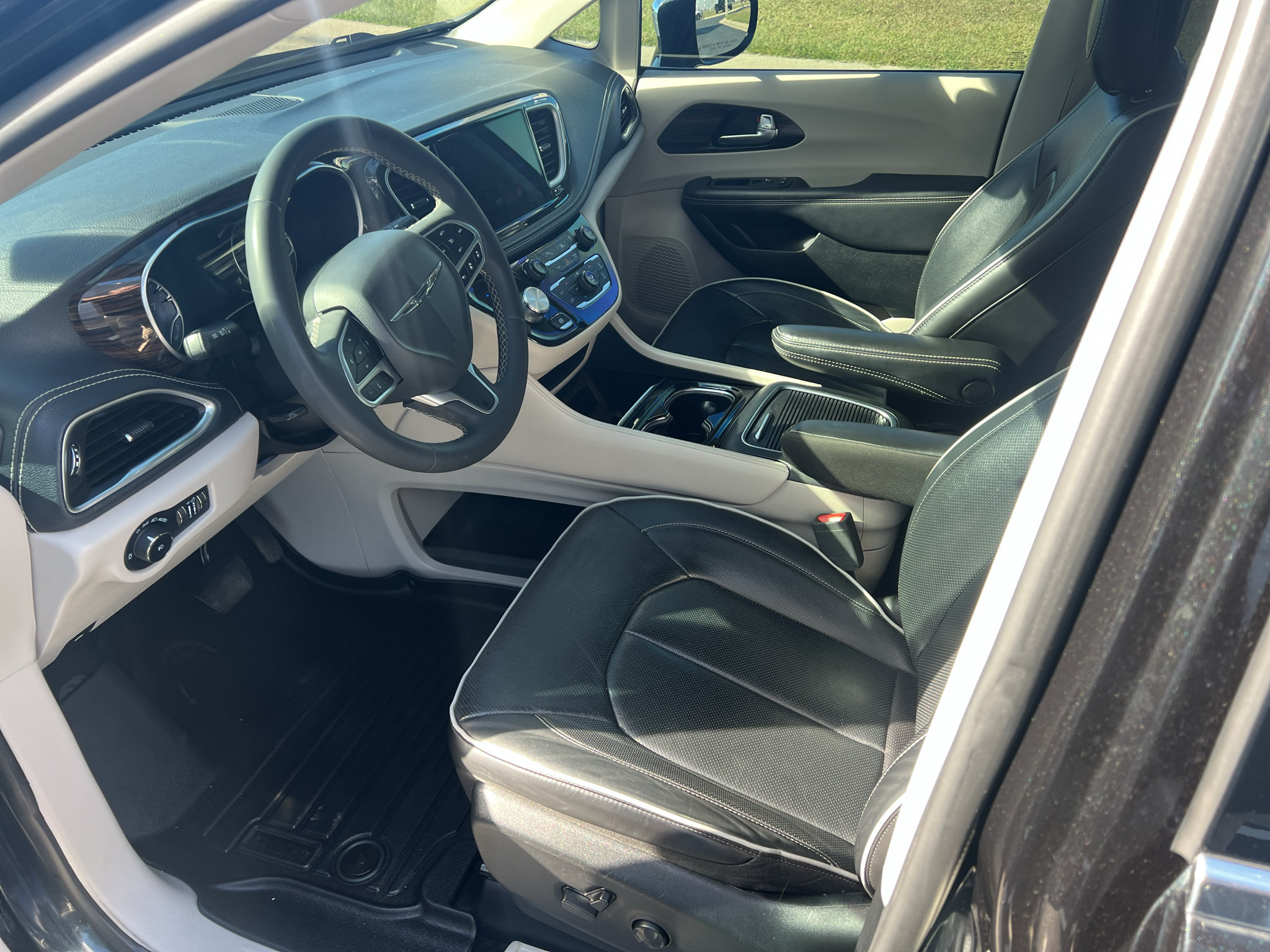 Used 2023 Chrysler Pacifica Limited FWD image 24