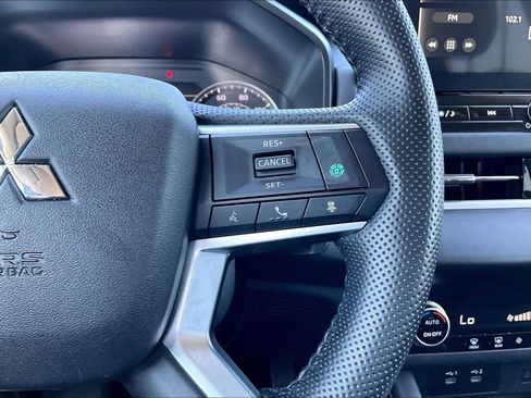 Used 2025 Mitsubishi Outlander SE image 11