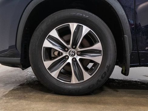 Used 2022 Toyota Highlander XLE AWD/4WD image 11