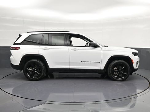 Used 2024 Jeep Grand Cherokee Limited w/ Black Appearance Package AWD/4WD image 4