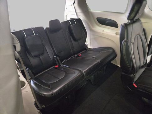 Used 2024 Chrysler Pacifica Touring-L image 14
