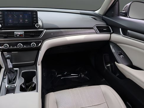 Used 2018 Honda Accord Touring image 16