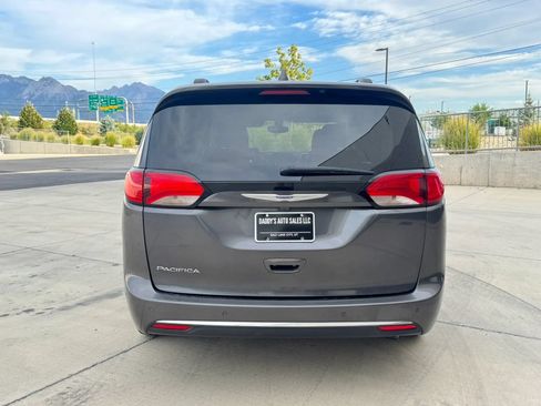 Used 2020 Chrysler Pacifica Touring-L FWD image 4