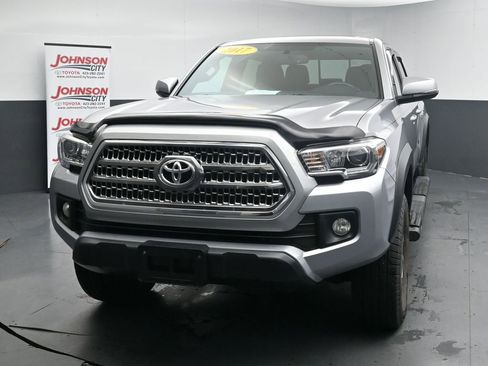Used 2017 Toyota Tacoma TRD Off-Road w/ Premium & Technology Package AWD/4WD image 4
