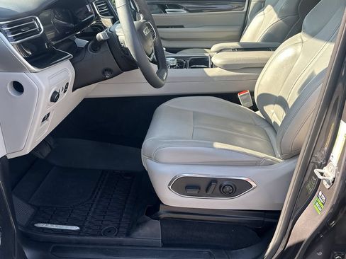 Used 2023 Jeep Wagoneer L 4WD w/ Premium Group I image 9