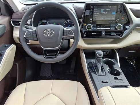 Certified 2021 Toyota Highlander XLE image 12