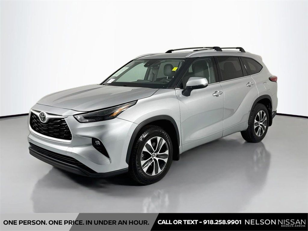Used 2022 Toyota Highlander XLE AWD/4WD image 1
