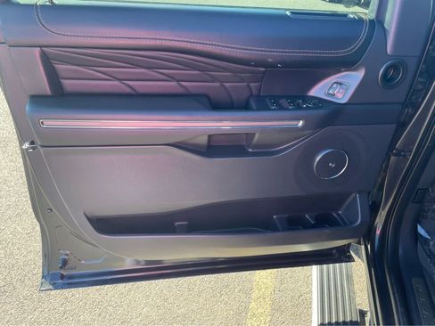 Used 2023 Ford Expedition Platinum image 14