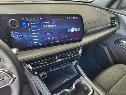 Certified 2025 Chevrolet Traverse LT image 12