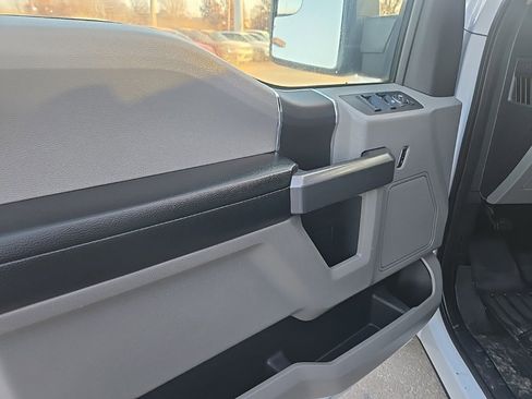 Used 2015 Ford F150 XLT image 33