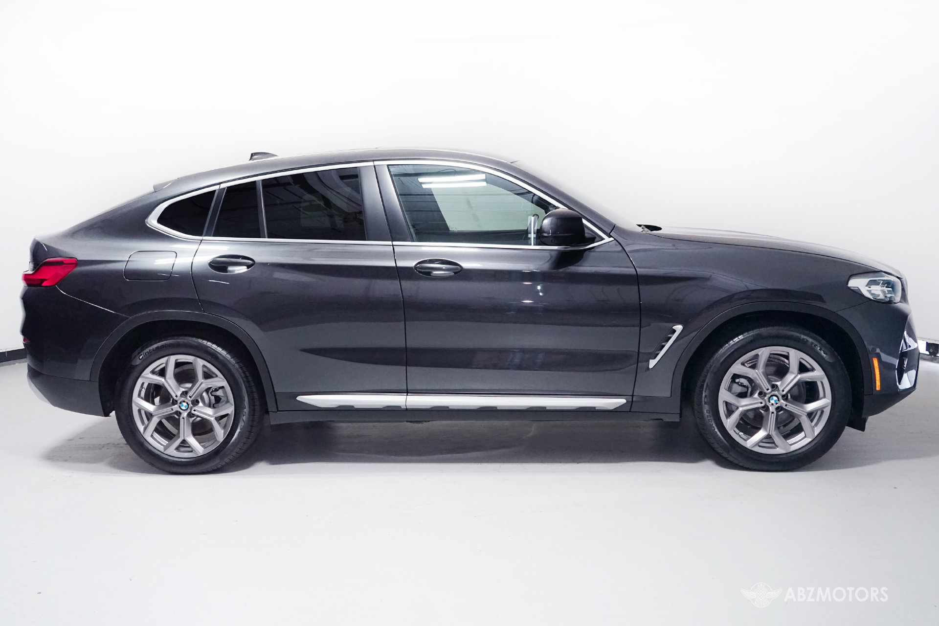 Used 2025 BMW X4 xDrive30i AWD/4WD image 3