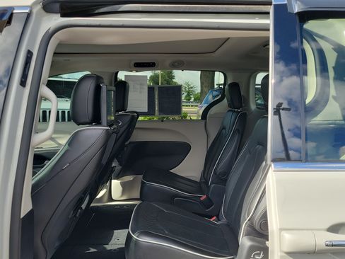 Used 2021 Chrysler Pacifica Limited w/ Uconnect Theater Family Group AWD/4WD image 12